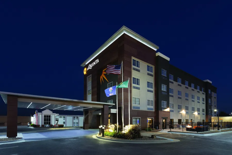 La Quinta Inn & Suites by Wyndham Wichita Airport hotel detail image 2