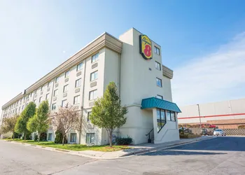 Super 8 by Wyndham Frederick hotel thumbnail 2
