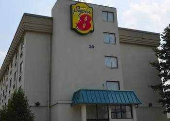 Super 8 by Wyndham Frederick hotel thumbnail 3