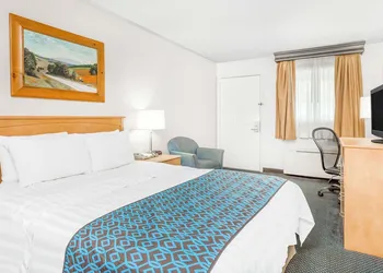 Days Inn by Wyndham West Jefferson hotel thumbnail 2
