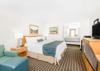 Days Inn by Wyndham West Jefferson hotel thumbnail 3