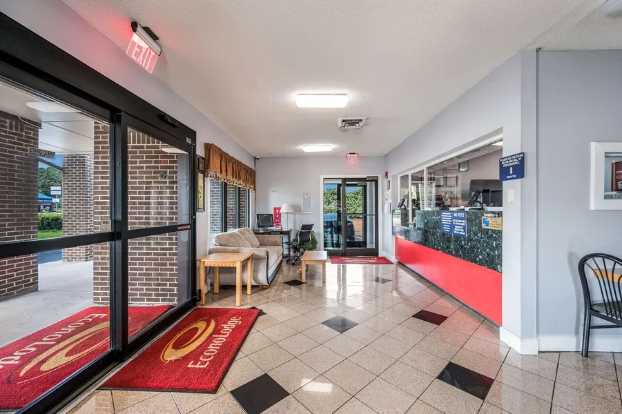 Econo Lodge Inn & Suites Huntsville University Area hotel detail image 6