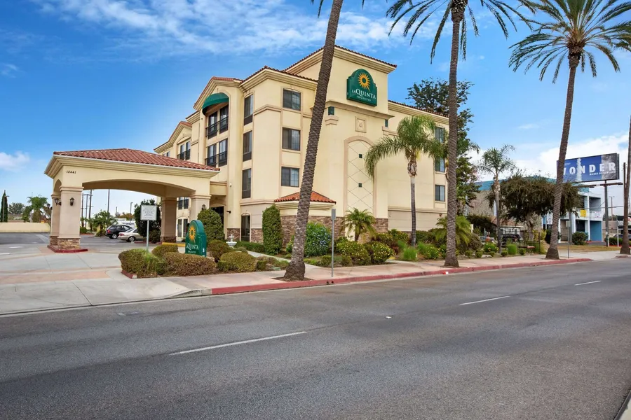 La Quinta Inn & Suites by Wyndham NE Long Beach/Cypress hotel detail image 2