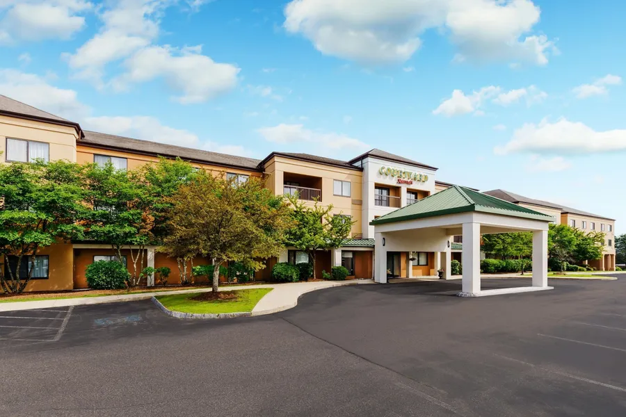 Courtyard by Marriott Manchester - Boston Regional Airport hotel detail image 2