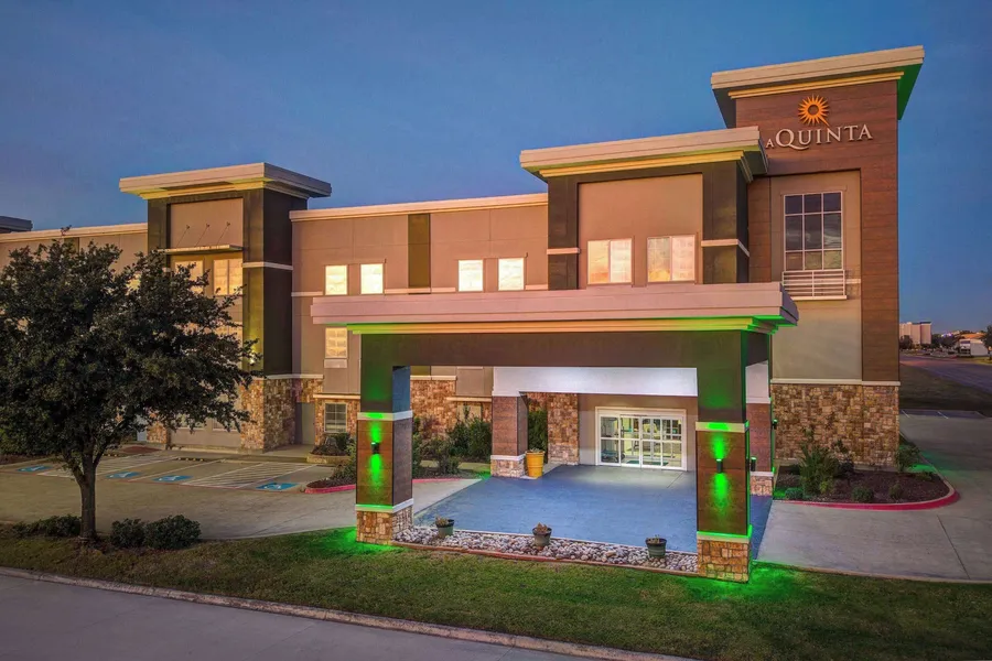 La Quinta Inn & Suites by Wyndham Ft. Worth - Forest Hill TX hotel detail image 2