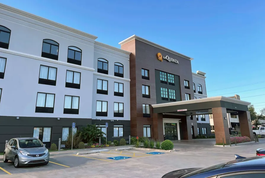 La Quinta Inn & Suites by Wyndham Tulsa Midtown hotel detail image 2