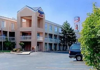 Baymont by Wyndham Kalamazoo East hotel thumbnail 2