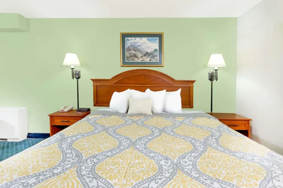 Days Inn by Wyndham Cedar Falls- University Plaza hotel detail image 6
