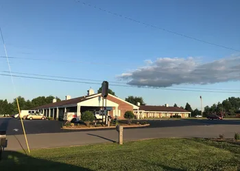 Super 8 by Wyndham Cave City hotel thumbnail 2