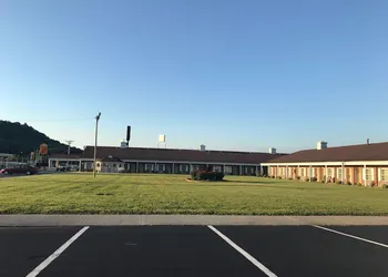Super 8 by Wyndham Cave City hotel thumbnail 5