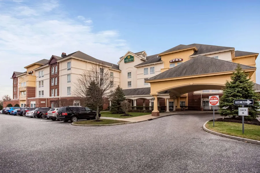 La Quinta Inn & Suites by Wyndham Islip - MacArthur Airport hotel detail image 2