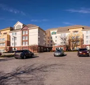 La Quinta Inn & Suites by Wyndham Islip - MacArthur Airport hotel detail image 3