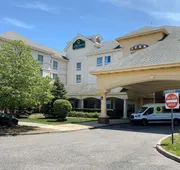 La Quinta Inn & Suites by Wyndham Islip - MacArthur Airport hotel detail image 4