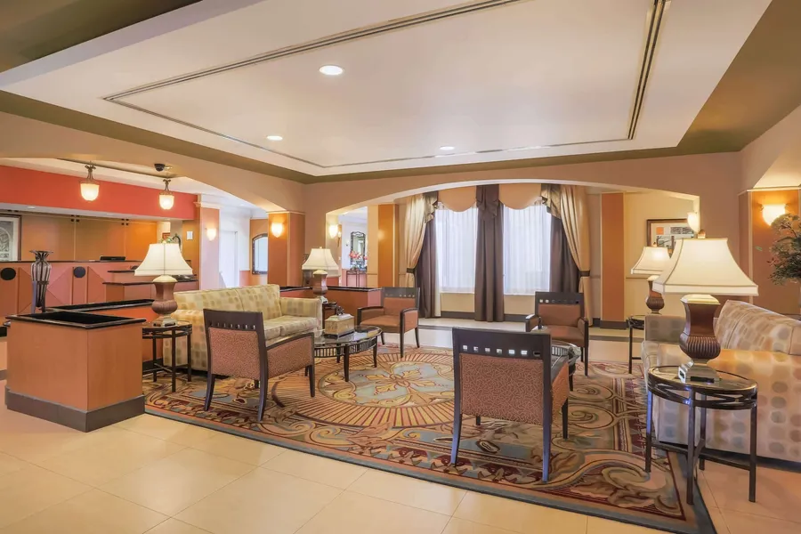 La Quinta Inn & Suites by Wyndham Islip - MacArthur Airport hotel detail image 6