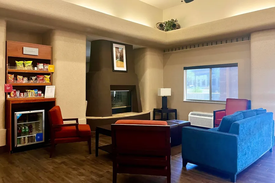 Comfort Suites Peoria Sports Complex hotel detail image 2