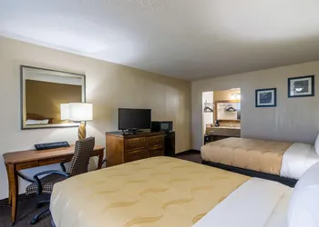 Quality Inn Shawnee I-40 hotel thumbnail 3