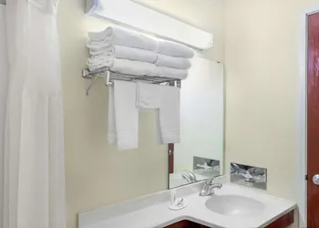 Microtel Inn & Suites By Wyndham Green Bay hotel thumbnail 5