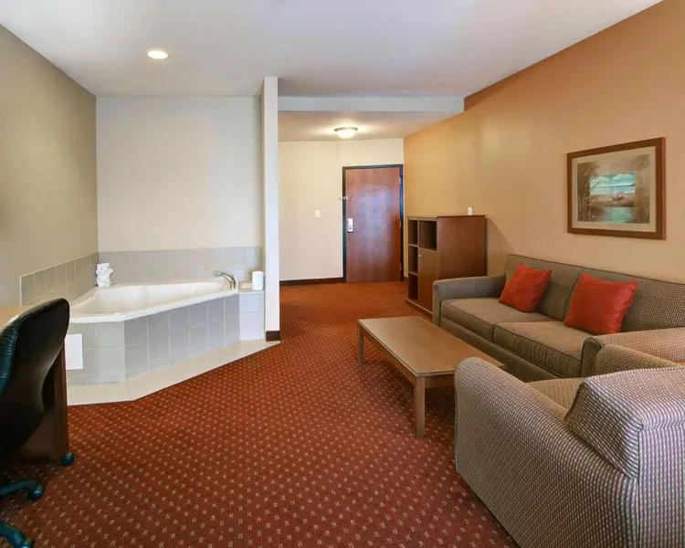 Quality Suites Near Cedar Creek Lake hotel detail image 2