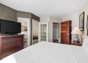 Roundhouse Suites hotel thumbnail 8