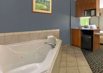 Microtel Inn & Suites By Wyndham Brunswick North hotel thumbnail 8