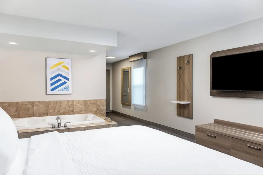 Holiday Inn Express & Suites Green Bay East by IHG hotel detail image 6