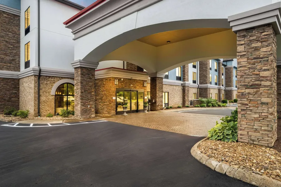 Comfort Suites Jackson I-40 hotel detail image 2