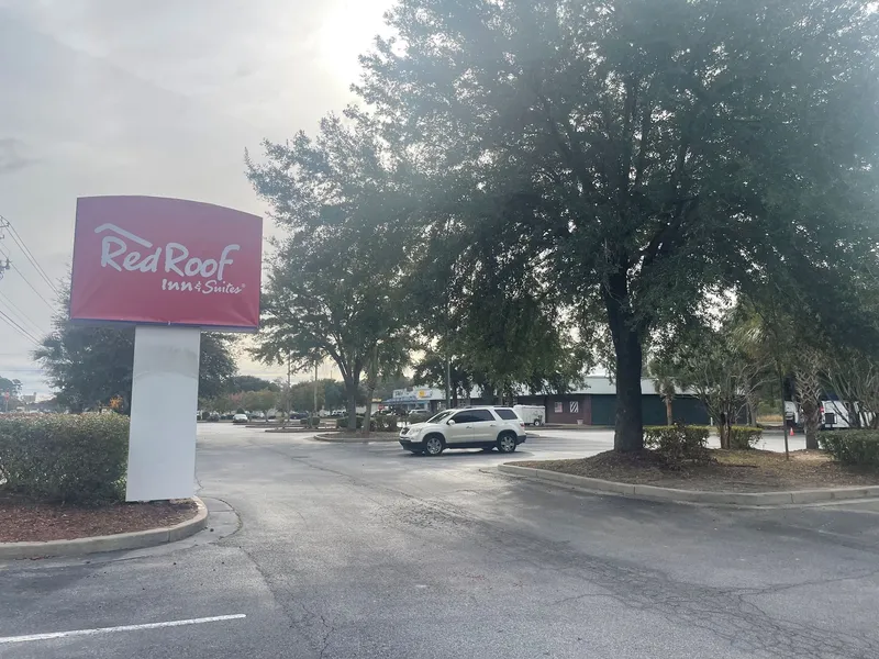 Red Roof Inn & Suites Hinesville hotel detail image 2