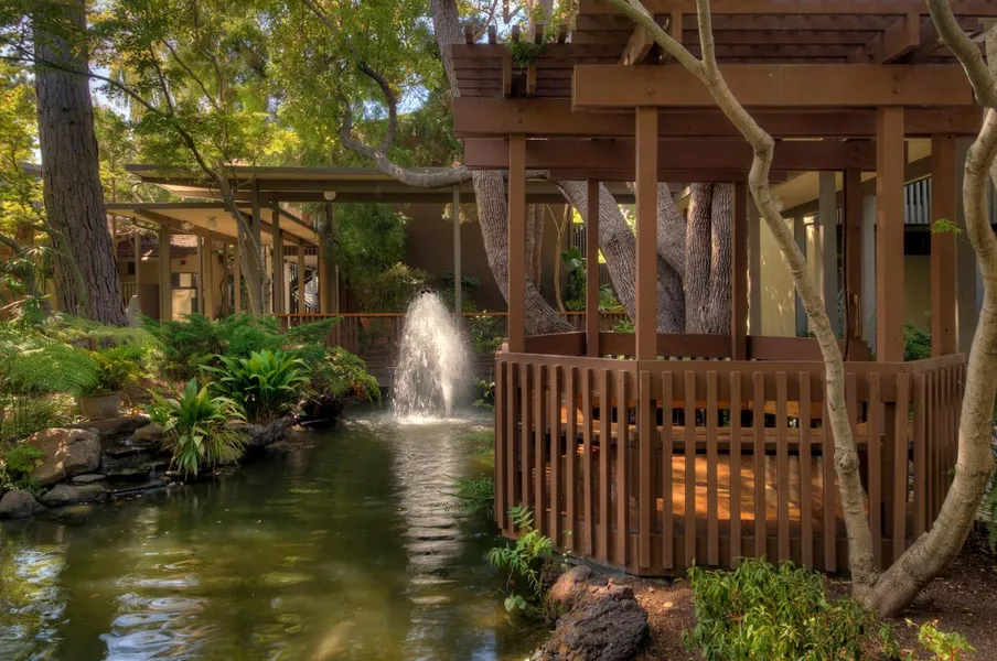 Dinah's Garden Hotel hotel detail image 2