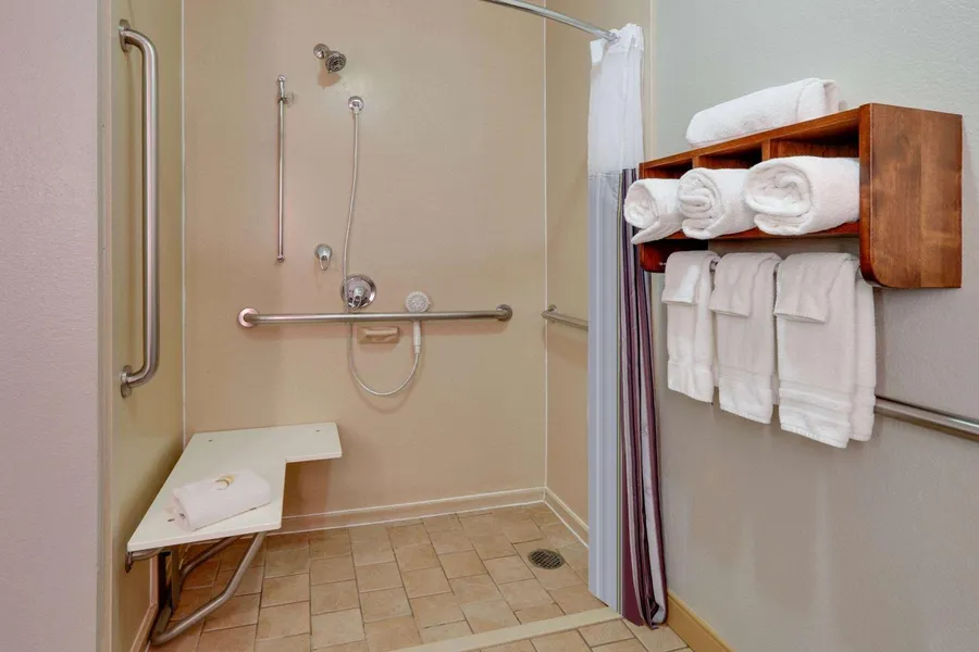 La Quinta Inn & Suites by Wyndham Dallas Love Field hotel detail image 2
