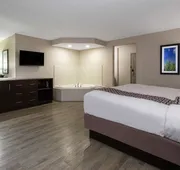 La Quinta Inn & Suites by Wyndham Effingham hotel detail image 7