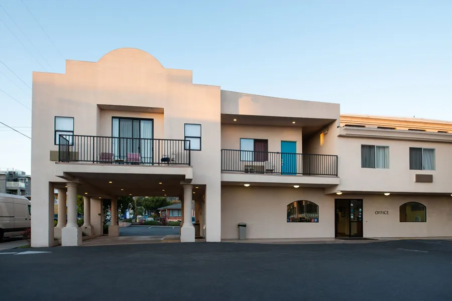 Edgewater Inn And Suites hotel detail image 2