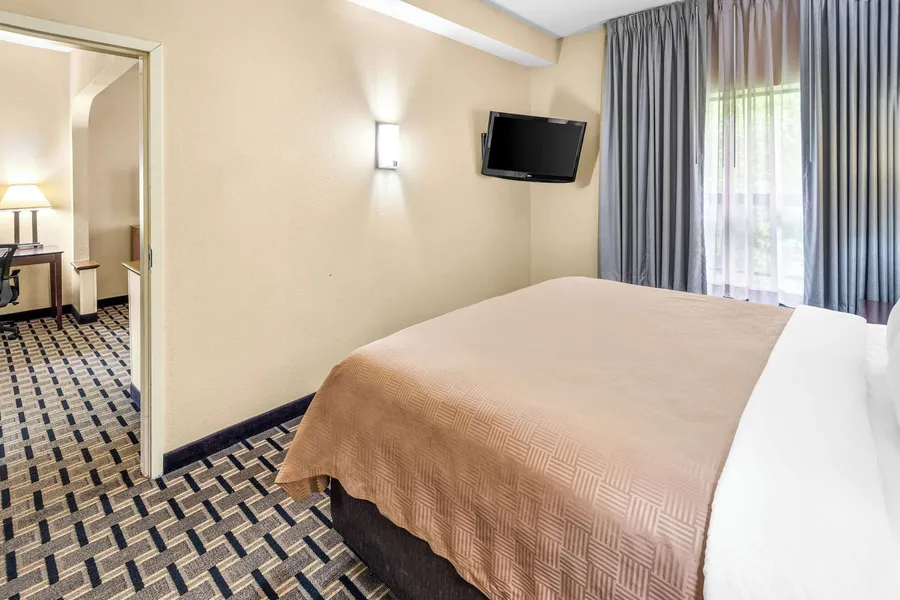 Clarion Inn & Suites Indianapolis Northwest hotel detail image 6