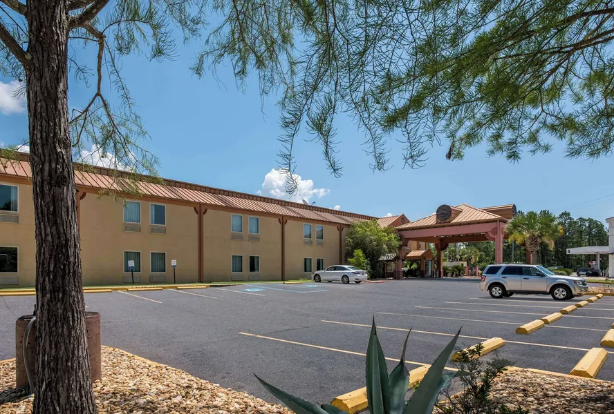 Econo Lodge Inn & Suites Diamondhead hotel detail image 2
