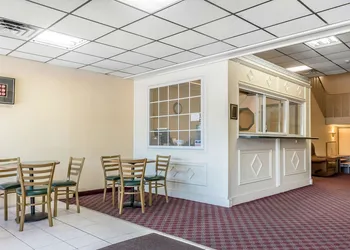 Econo Lodge Reading Airport hotel thumbnail 8