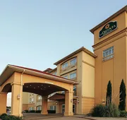 La Quinta Inn & Suites by Wyndham Dallas - Hutchins hotel detail image 3