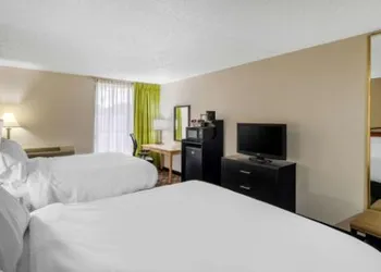 Quality Inn Tyler - Lindale hotel thumbnail 4