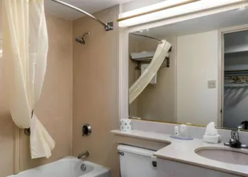 Quality Inn Tyler - Lindale hotel thumbnail 2