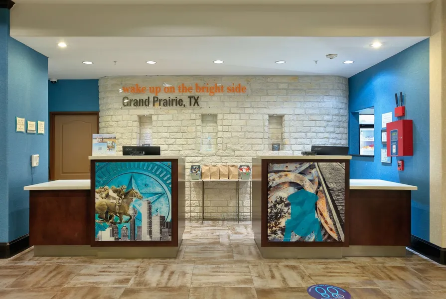 La Quinta Inn & Suites by Wyndham Dallas Grand Prairie South hotel detail image 2