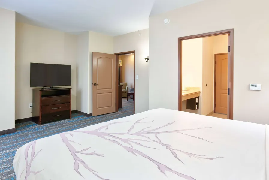 La Quinta Inn & Suites by Wyndham Dallas Grand Prairie South hotel detail image 6