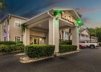 Travelodge Suites by Wyndham MacClenny hotel thumbnail 2