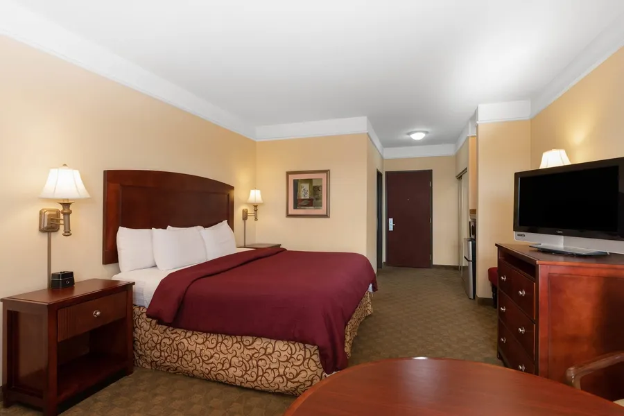 La Quinta Inn & Suites by Wyndham Dodge City hotel detail image 6