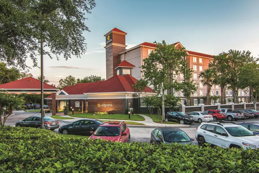 La Quinta Inn & Suites by Wyndham Orlando UCF hotel detail image 2
