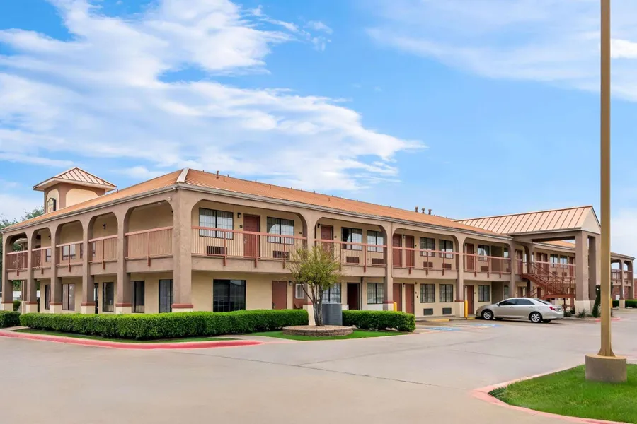 Super 8 by Wyndham Grand Prairie Southwest hotel detail image 6