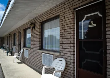 Lighthouse Motel hotel thumbnail 2