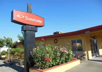 Econo Lodge hotel thumbnail 2