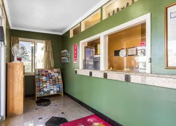 Econo Lodge hotel thumbnail 3