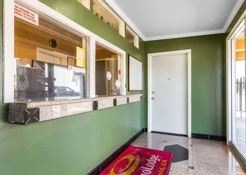 Econo Lodge hotel thumbnail 5