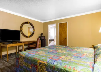 Econo Lodge hotel thumbnail 6