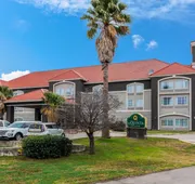 La Quinta Inn & Suites by Wyndham Seguin hotel detail image 3
