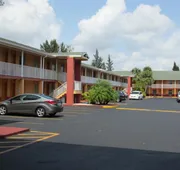 Howard Johnson by Wyndham Ft. Myers FL hotel detail image 3